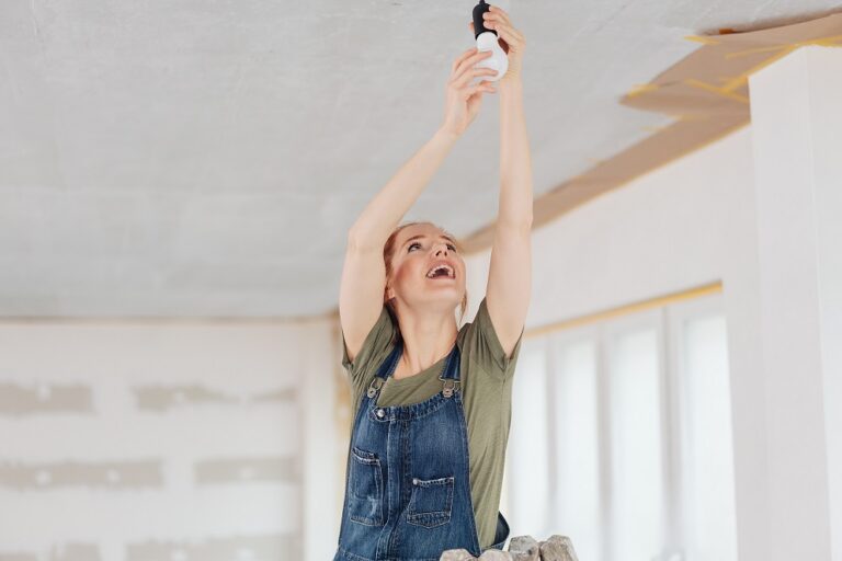 persona en casa reflexionando tras una avería doméstica